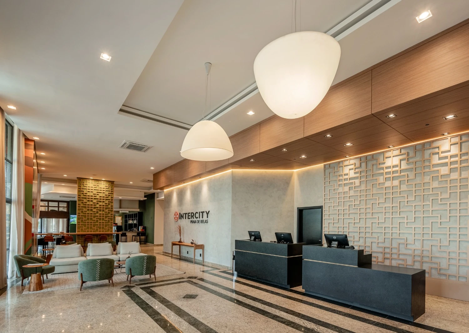 Hotel Intercity Praia de Belas e Fundação Iberê