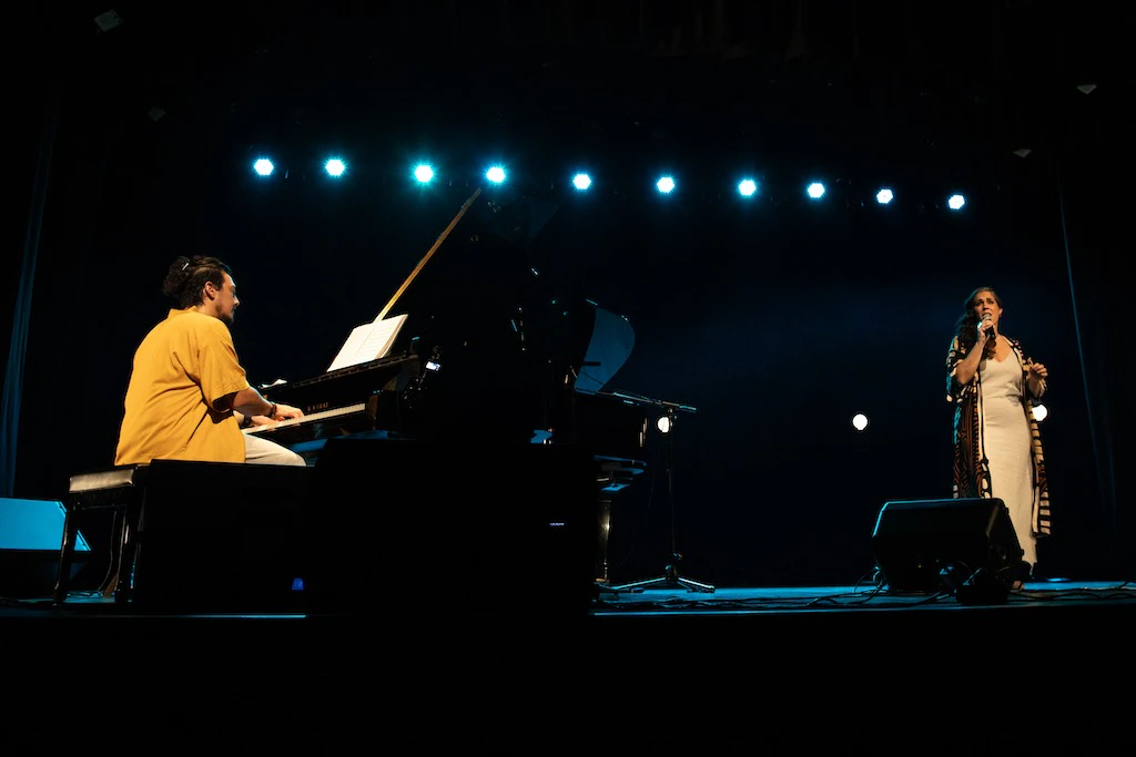 Ana Malta e Oscar Aldama trazem a Porto Alegre show que une MPB, jazz e ritmos latino-americanos