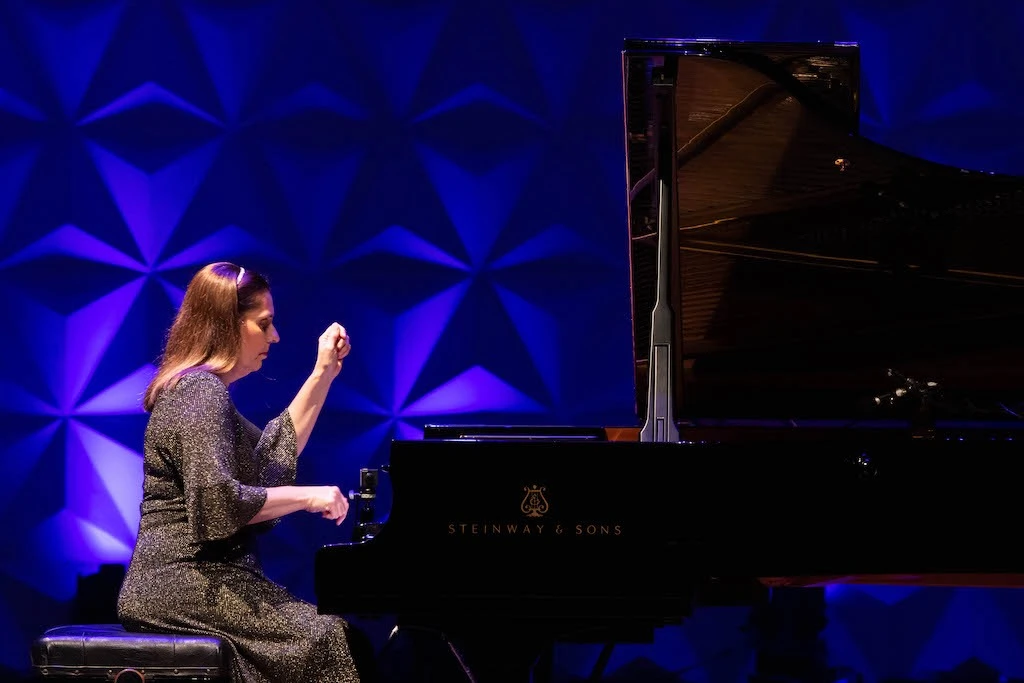 Clélia Iruzun interpreta obras de Villa-Lobos, Beethoven e Chopin no Instituto Ling